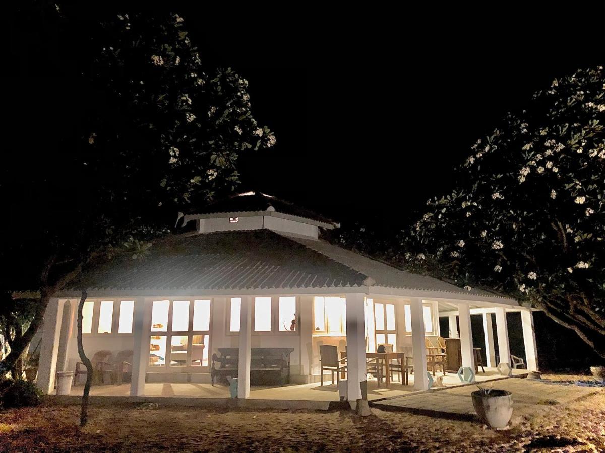 Moon Isle Beach Bungalow Nilaveli Bagian luar foto